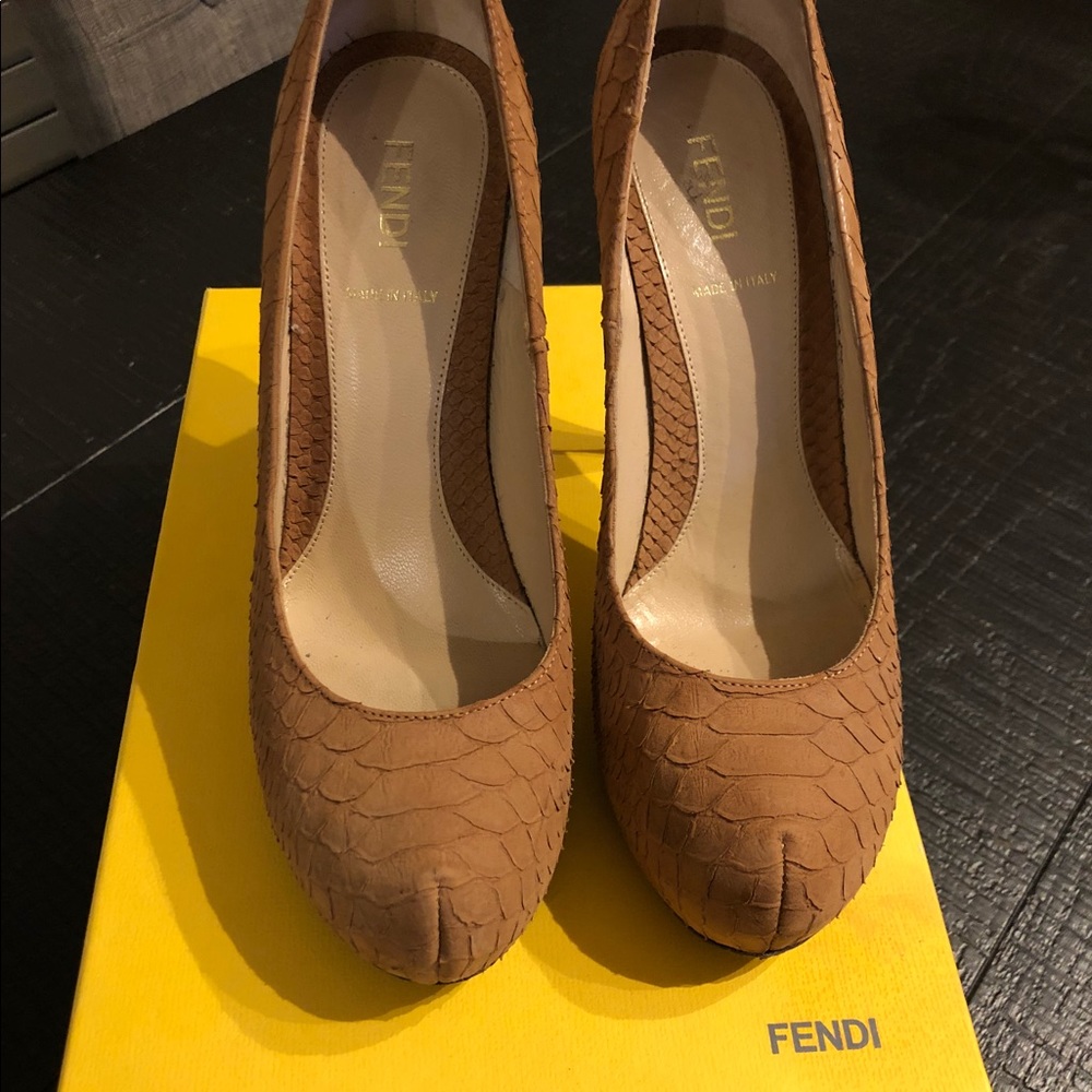 Fendi heels 👠